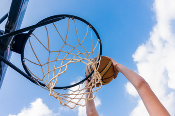 Slam dunk in street basketball © Sergio León