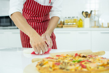 Obraz na płótnie Canvas Closeup man's hand making pizza