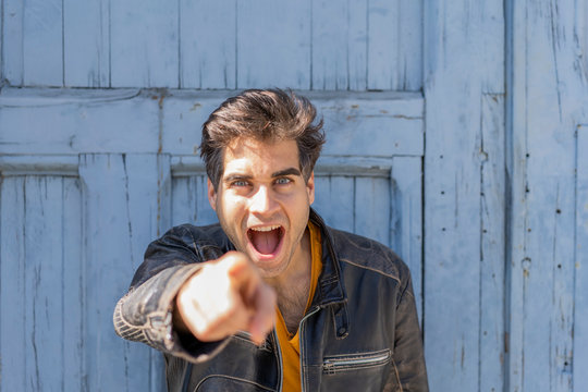 Portrait of amazed man pointing on viewer