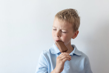 Fototapeta premium little boy eating ice cream