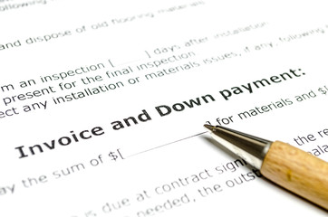 Obraz premium Invoice and down payment with wooden pen