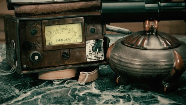 Measuring a radioactive object with a Geiger counter