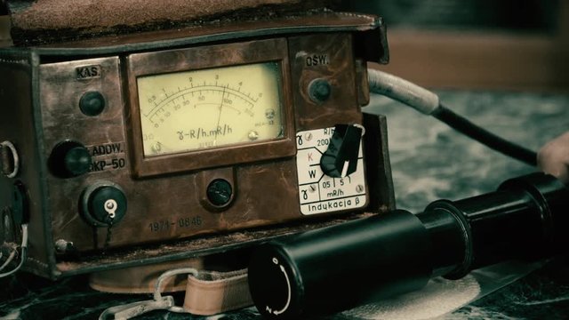 Checking radioactive object with a Geiger counter