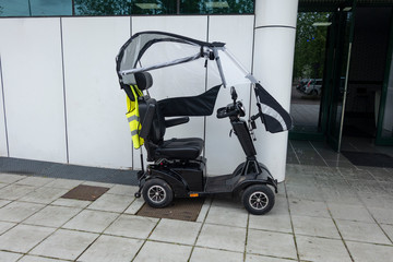 vehículo adaptado con batería y capota para lluvia