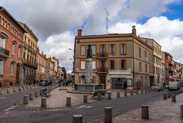 Obraz premium Square fountain on street in Toulouse, France.