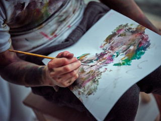 Hand painting in smeared paper in workshop