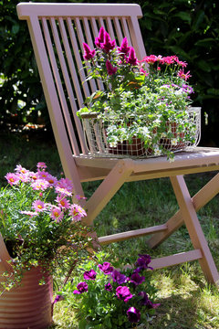 Gartenstuhl mit Blumen dekoriert