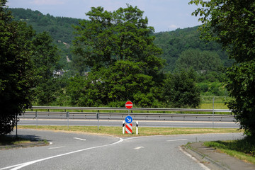 Auffahrt und Verbot der Einfahrt auf Bundesstraße - Stockfoto