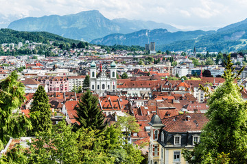 Fototapeta na wymiar Stadtansicht von Luzern, Jesuitenkirche und Alpen, Luzern, Schweiz