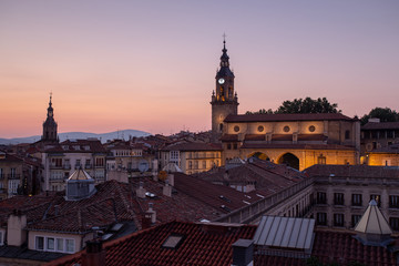 Obraz premium Santa Maria cathedral over the roofs in Vitoria