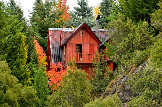 Casa de madera en la costa del lago Alumin&eacute;, Villa Pehuenia, patagonia argentina