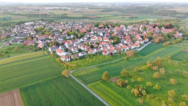 Dorf in sch&ouml;ner Landschaft