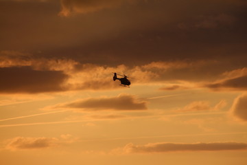 Rettungshelikopter bei Sonnenuntergang im Einsatz © N. W.