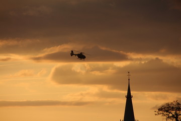 Rettungshelikopter bei Sonnenuntergang im Einsatz