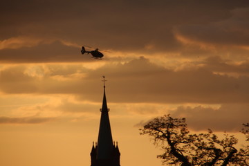 Rettungshelikopter bei Sonnenuntergang im Einsatz © N. W.
