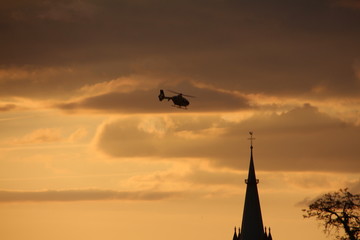 Rettungshelikopter bei Sonnenuntergang im Einsatz © N. W.