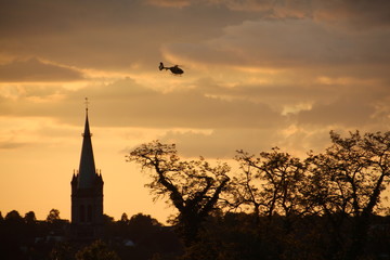 Rettungshelikopter bei Sonnenuntergang im Einsatz © N. W.