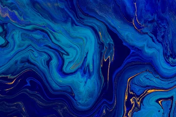 Handgemalter Hintergrund mit gemischten flüssigen blauen und goldenen Farben. Abstrakte flüssige Acrylmalerei. Moderne Kunst. Marmorierter blauer abstrakter Hintergrund. Flüssiges Marmormuster © Mirror Flow