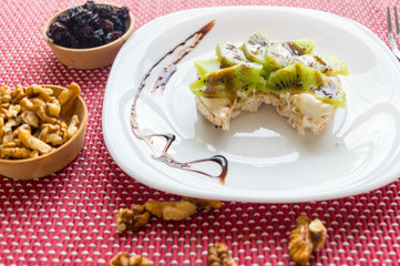  Rice crackers with light and kiwi spreadable cheese.