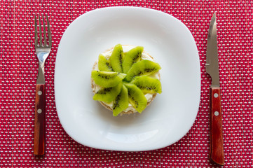  Rice crackers with light and kiwi spreadable cheese.