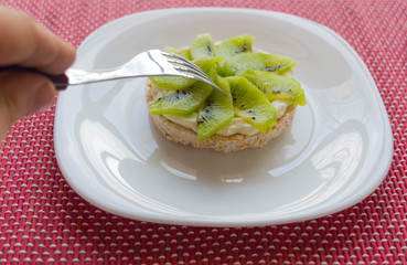  Rice crackers with light and kiwi spreadable cheese.