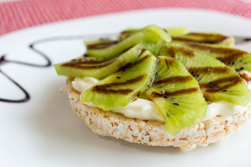  Rice crackers with light and kiwi spreadable cheese.