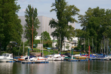 Fototapeta na wymiar Ein Segelboothafen mit Segelbooten in einem Binnenhafen am Fluss Rhein...