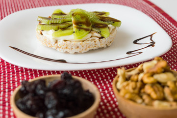  Rice crackers with light and kiwi spreadable cheese.