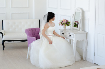 Obraz na płótnie Canvas bride in white wedding dress in living room