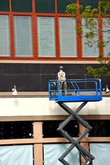 CONSTRUCTION WORKER ON A SCISSOR LIFT