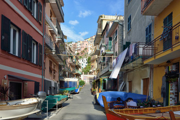 Fototapeta na wymiar Colorful houses in Manarola Village, Cinque Terre Coast of Italy. Manarola is a beautiful small town in the province of La Spezia, Liguria, north of Italy and one of the five Cinque terre attractions.
