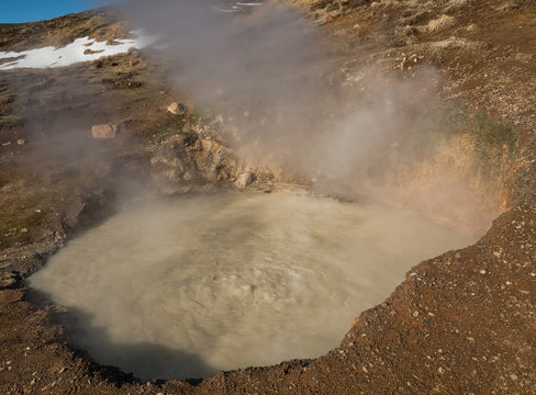 Dampfendes und kochendes Schlammbecken in Island