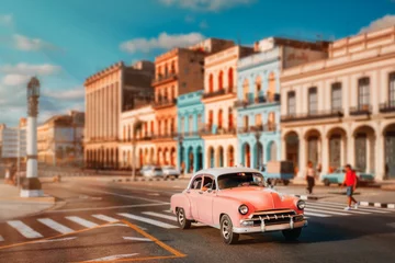 Poster Oude Amerikaanse auto en kleurrijke gebouwen in Havana © kmiragaya