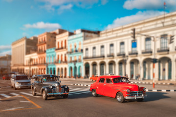 Obraz na płótnie Canvas Old cars and colorful buildings in Havana