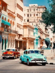 Tableaux ronds sur plexiglas Havana Vieilles voitures classiques au centre-ville de La Havane