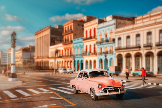 Old american car and colorful buildings in Havana © kmiragaya