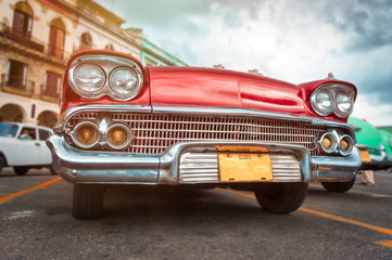 Obraz na płótnie Canvas Old classic car in downtown Havana