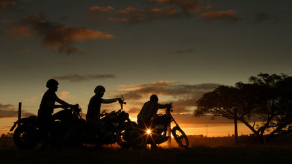 Motorradfahrer genießen am späten Nachmittag den Himmel