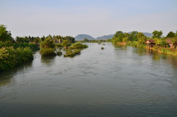 ラオスのシーパンドン　デット島とコン島を結ぶ橋から見た絶景　メコン川と川を行き交うボート