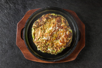 Fototapeta na wymiar あつあつお好み焼き Japanese Traditional Pizza Okonomiyaki