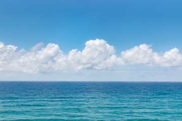 Obraz premium tropical ocean sea water and fluffy clouds landscape 