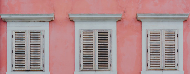 Fototapeta na wymiar Pink wall and white windows