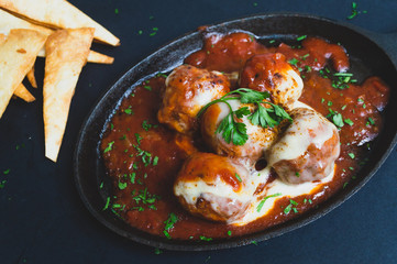 Albóndigas de carne con una salsa pomodoro gratindos con queso emmental  