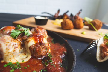 Deliciosa variedad de platos Gourmet sobre un fondo negro