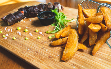 Deliciosas papas fritas junto a un churrasco relleno de queso fetta y piquillo con una salsa de...
