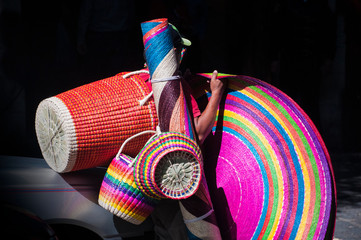 alfombras tapetes y canastos de colores mexicanos
