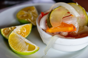 Plato de verduras en escabeche para acompañar alimentos