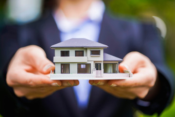 住宅模型・女性