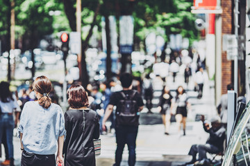 大阪の街を歩く人々 - obrazy, fototapety, plakaty