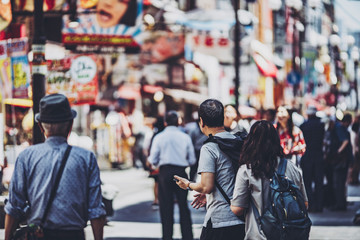 Obraz premium Ludzie spacerujący po mieście Osaka